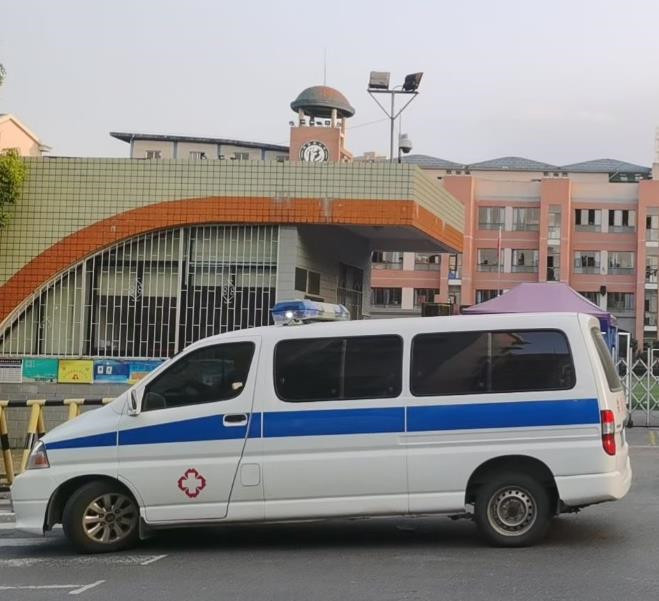 商城救护车出租护送骨折病人一公里多少钱